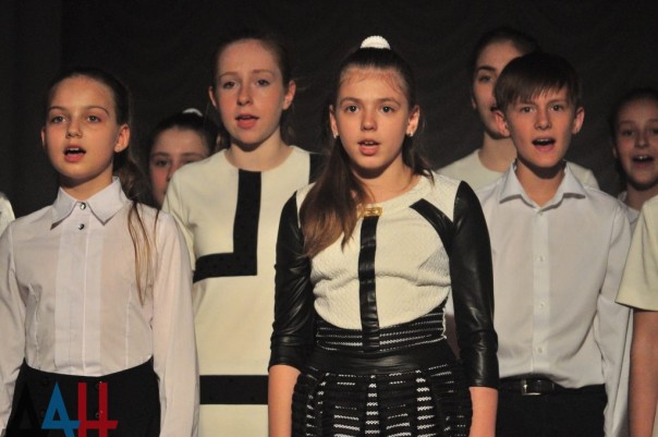 Юные артисты презентовали в Донецке книгу воспоминаний детей ДНР о войне в Донбассе Юные артисты презентовали в Донецке книгу воспоминаний детей ДНР о войне в Донбассе