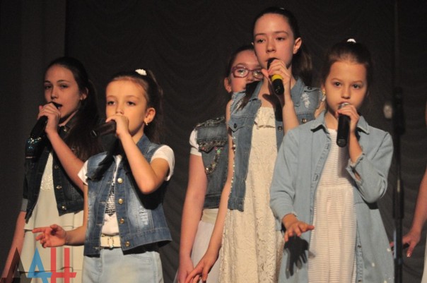 Юные артисты презентовали в Донецке книгу воспоминаний детей ДНР о войне в Донбассе Юные артисты презентовали в Донецке книгу воспоминаний детей ДНР о войне в Донбассе