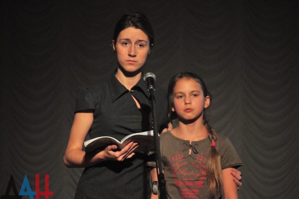 Юные артисты презентовали в Донецке книгу воспоминаний детей ДНР о войне в Донбассе Юные артисты презентовали в Донецке книгу воспоминаний детей ДНР о войне в Донбассе