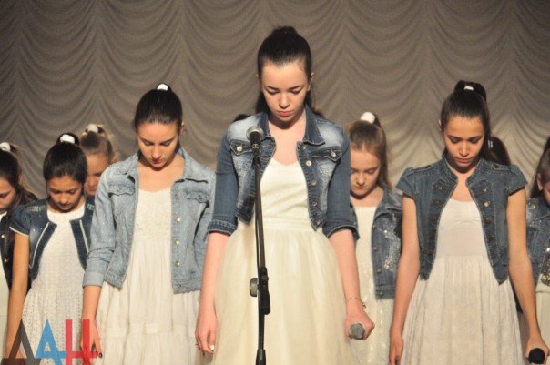 Юные артисты презентовали в Донецке книгу воспоминаний детей ДНР о войне в Донбассе Юные артисты презентовали в Донецке книгу воспоминаний детей ДНР о войне в Донбассе