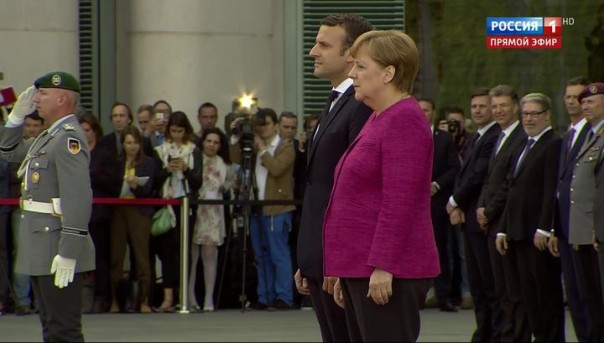 Макрон совершил свой первый зарубежный визит в Германию