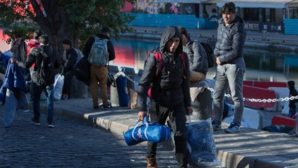 СМИ: парижанки массово жалуются на домогательства торговцев и мигрантов
