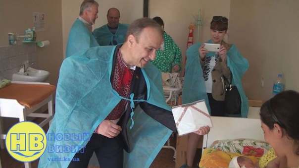 Херсонское начальство обеспечило роддома вышиванками для новорожденных