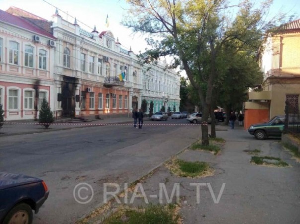 Горсовет Мелитополя забросали коктейлями Молотова