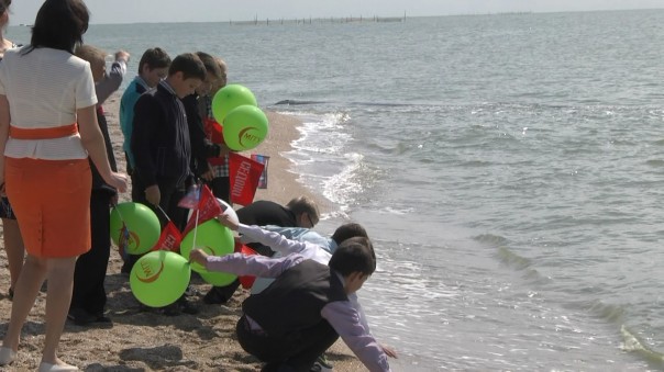 В честь Дня Победы: экстремальный заплыв спортсменов ДНР и России В честь Дня Победы: экстремальный заплыв спортсменов ДНР и России