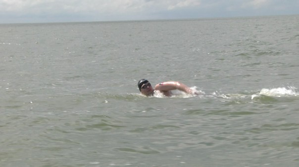 В честь Дня Победы: экстремальный заплыв спортсменов ДНР и России В честь Дня Победы: экстремальный заплыв спортсменов ДНР и России