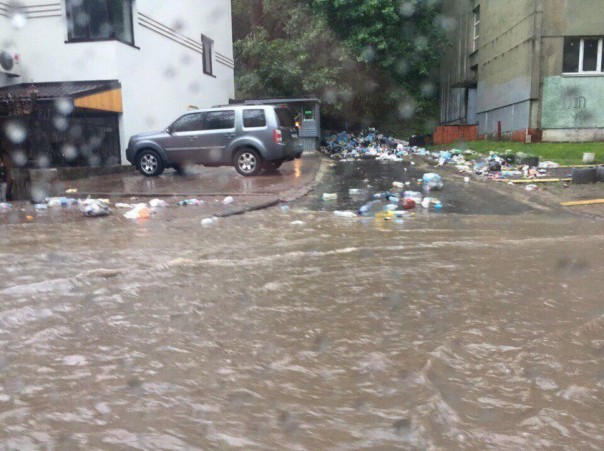 Львов затопило после сильнейшего ливня. Гиднисть поплыла по львовским улицам.