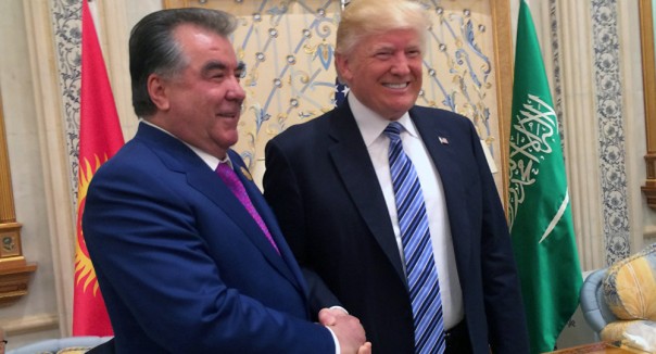 Президент Таджикистана победил Трампа в "состязании по рукопожатиям"