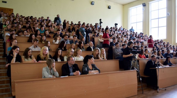 Глава республики провел встречу со студентами ЛГАКИ им. М. Матусовского Глава республики провел встречу со студентами ЛГАКИ им. М. Матусовского