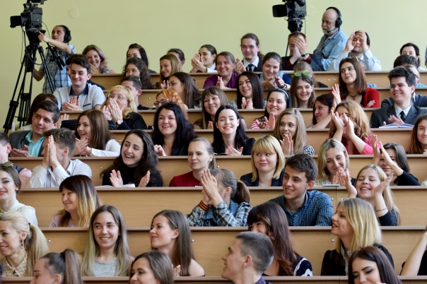 Глава республики провел встречу со студентами ЛГАКИ им. М. Матусовского Глава республики провел встречу со студентами ЛГАКИ им. М. Матусовского