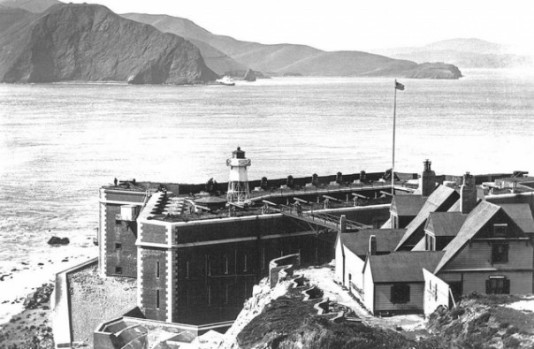 Мост в бесконечность. Самому известному месту суицидов исполнилось 80 лет