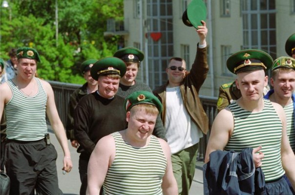 Памятник пограничникам сегодня открыли на набережной в Астрахани