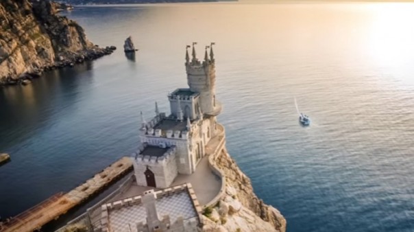 Украинский премьер рассказал, во что Россия превратила Крым Украинский премьер рассказал, во что Россия превратила Крым