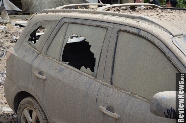 Столб из воды и камней в Киеве повредил машины и здания Столб из воды и камней в Киеве повредил машины и здания