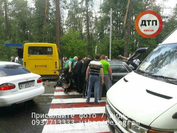 В Киеве «Ауди» на скорости протаранил маршрутку с людьми на пешеходном переходе — 10 жертв В Киеве «Ауди» на скорости протаранил маршрутку с людьми на пешеходном переходе — 10 жертв