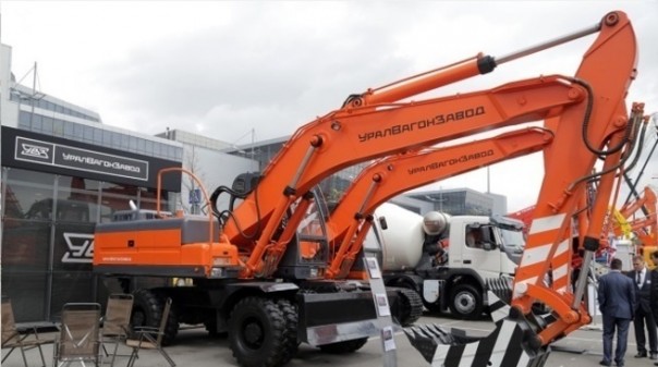 Не только танки: «Уралвагонзавод» представил новый колесный экскаватор