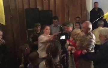 В Славянске на концерте к 9 мая местная жительница разбила почетную грамоту на голове украинской активистки