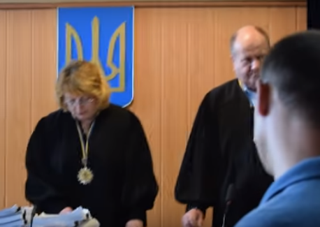 Цэ еуропа! В Черкассах нацисты устроили погром в суде, оплевали и избили судей во время зачитывания приговора