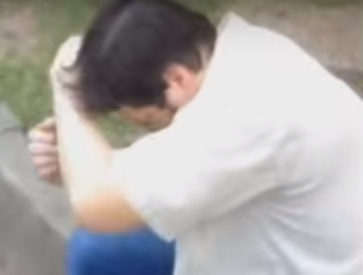 «Чей Крым, сука?» — Нацисты избили оппозиционного политика возле администрации Порошенко