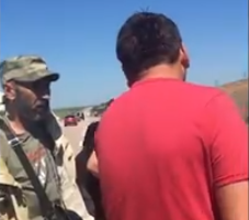 Одесса: радикалы напали на гражданина Молдовы, заставив снять наклейку "карта РФ" с багажника машины [18+]