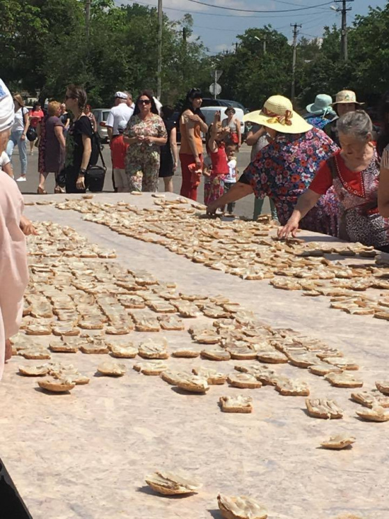 Тухлый рекорд: бутербродами из сала, из которых выложили гигантский герб Украины, массово отравились люди Тухлый рекорд: бутербродами из сала, из которых выложили гигантский герб Украины, массово отравились люди