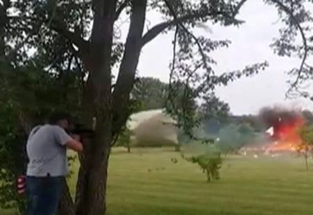 Снайпера чуть не убило дверью холодильника, в который он выстрелил