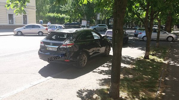 Экс-депутат на «Лексусе» снесла фонарный столб возле Николаевского горисполкома Экс-депутат на «Лексусе» снесла фонарный столб возле Николаевского горисполкома
