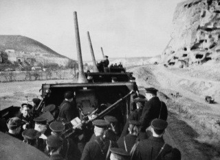 Самый необычный бой в истории бронепоездов  «Зеленый Призрак» идет в атаку за рельсами