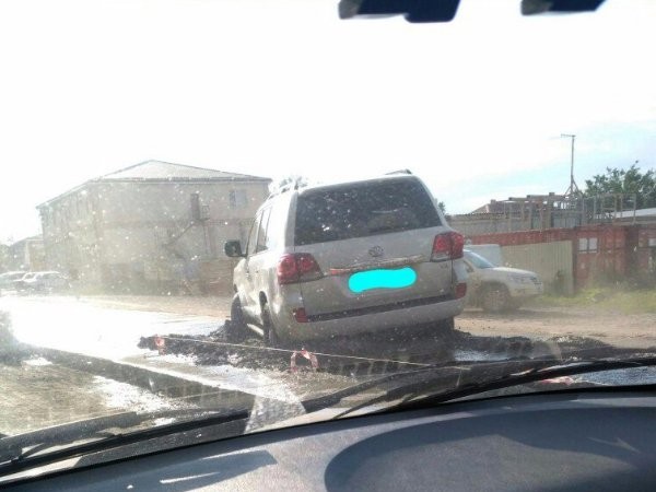 Нетерпеливый водитель внедорожника застрял в жидком бетоне в Ростове