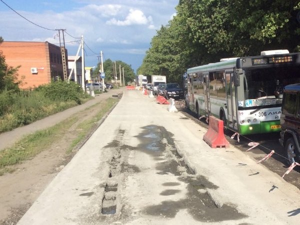 Нетерпеливый водитель внедорожника застрял в жидком бетоне в Ростове