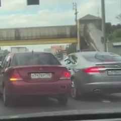 Сбежавший от дорожного "учителя" Jaguar устроил ДТП на МКАД