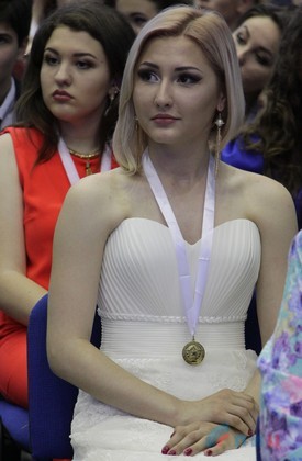 Глава ЛНР вручил дипломы отличника участникам первого в Республике бала медалистов (Фото)