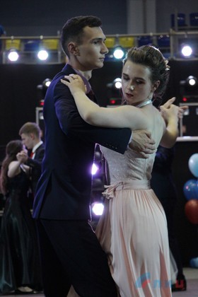 Глава ЛНР вручил дипломы отличника участникам первого в Республике бала медалистов (Фото)