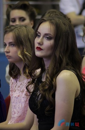 Глава ЛНР вручил дипломы отличника участникам первого в Республике бала медалистов (Фото)