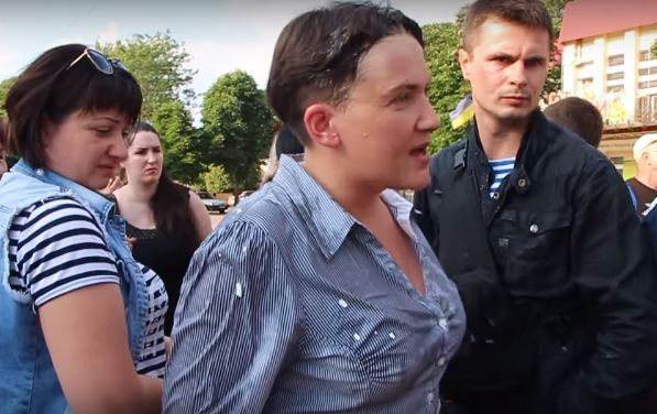 В Николаеве радикалы забросали Савченко яйцами В Николаеве радикалы забросали Савченко яйцами