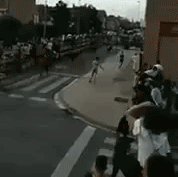 Массовый забег с быками показал, что этот парень родился в трёх рубашках