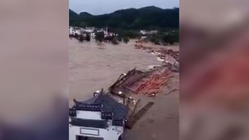 Наводнение уничтожило 800-летний мост в Китае