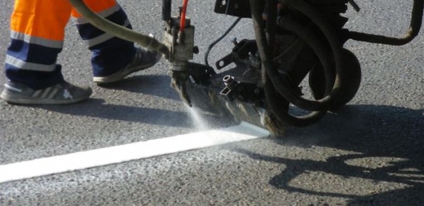 Видеофакт: Дорожники нанесли разметку поверх сбитой кошки