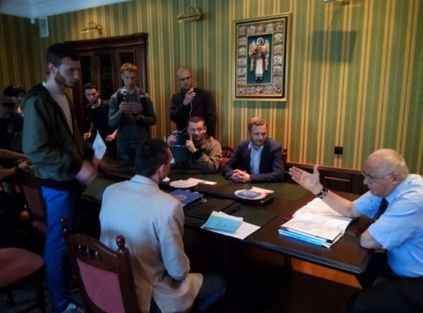 Нацисты схватили киевлянина, давшего отпор боевикам 9 мая Нацисты схватили киевлянина, давшего отпор боевикам 9 мая