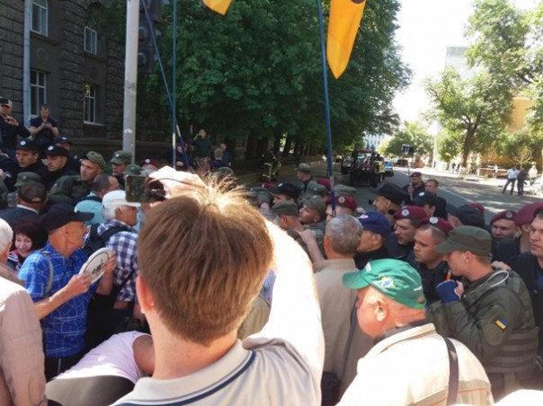 В Киеве на Банковой стычка вкладчиков банка с полицией В Киеве на Банковой стычка вкладчиков банка с полицией