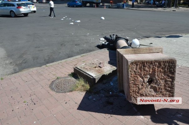 Экс-депутат на «Лексусе» снесла фонарный столб возле Николаевского горисполкома Экс-депутат на «Лексусе» снесла фонарный столб возле Николаевского горисполкома