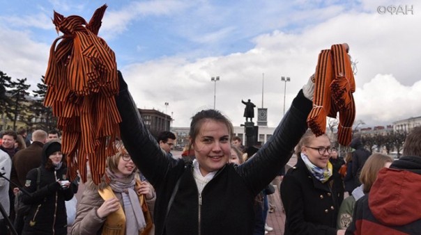 Порошенко запретил на Украине георгиевские ленточки Порошенко запретил на Украине георгиевские ленточки