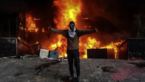 В столице Венесуэлы сожгли здание Верховного суда