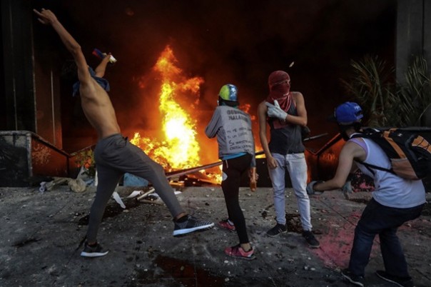 В столице Венесуэлы сожгли здание Верховного суда В столице Венесуэлы сожгли здание Верховного суда