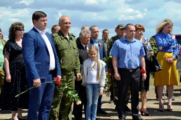 Сводка от НМ ЛНР 13 июня 2017. В Алчевске в одном из прудов обнаружен крупный «схрон» вооружения