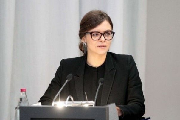 Уж лучше плоская грудь: Анастасия Деева «продается» на аукционе