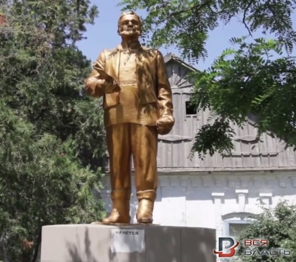 На Запорожье Ленина превратили в Пилипа Орлика