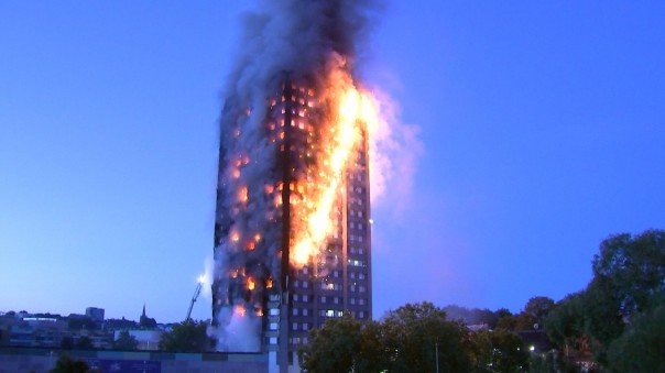 В Лондоне ночью полностью выгорела 27-этажная высотка Grenfell Tower. Видео В Лондоне ночью полностью выгорела 27-этажная высотка Grenfell Tower. Видео