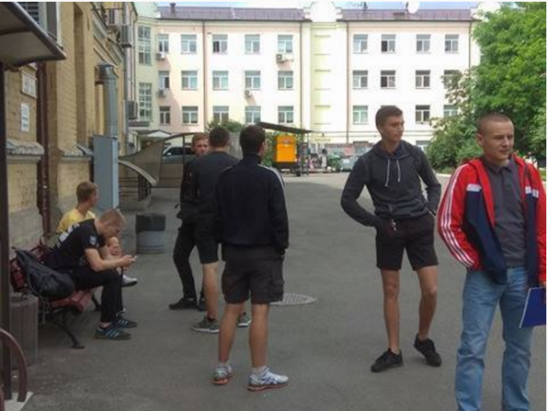 В Киеве националисты пригрозили изнасилованиями участницам акции против насилия В Киеве националисты пригрозили изнасилованиями участницам акции против насилия