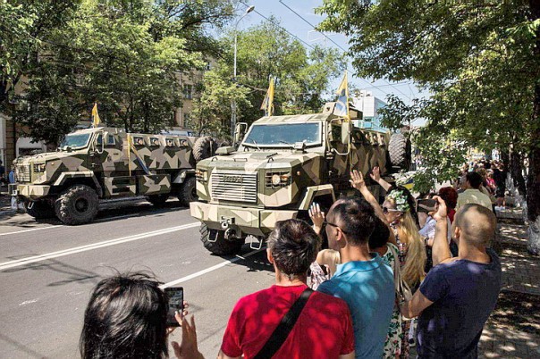 В Мариуполе прошел парад под нацистскими свастиками В Мариуполе прошел парад под нацистскими свастиками
